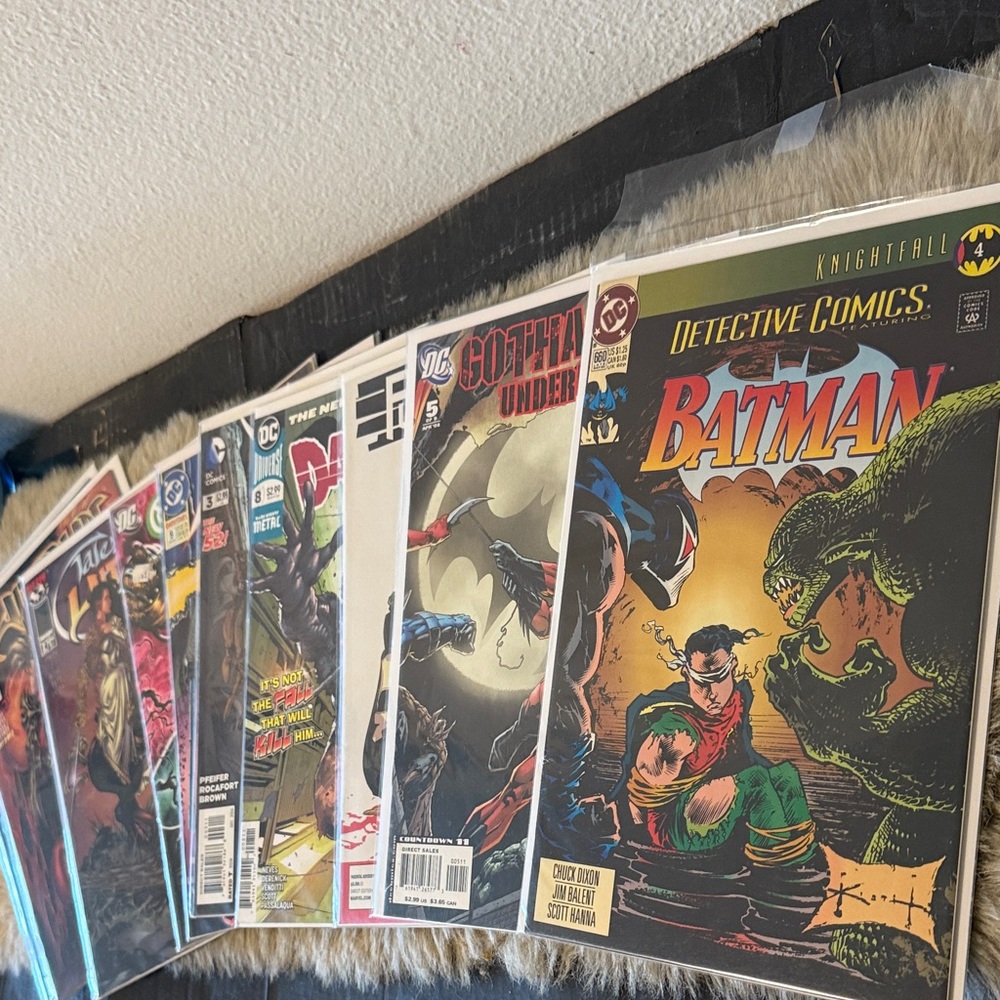 Bundle of 10 Batman Detective Comics and Assorted DC Comic Lot